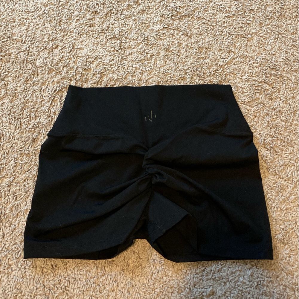 Crop shop botique black 2”